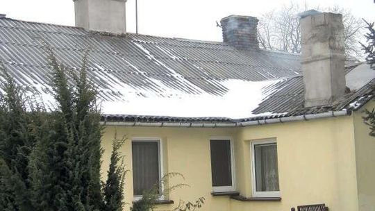 Jak pozbyć się eternitu? Znaczenie ma powierzchnia dachu