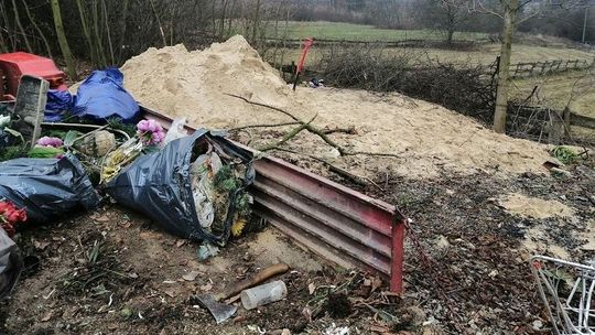 Jak pozbyć się śmieci z cmentarza? W Karczmiskach zakopywali je koło kościoła