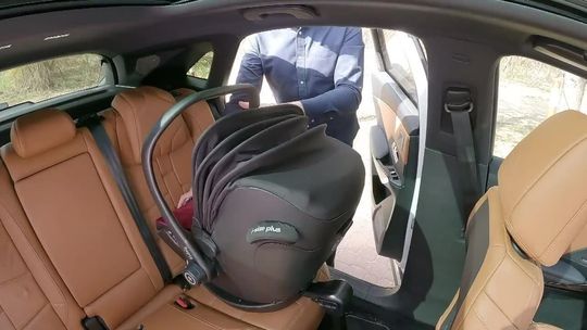 Jak prawidłowo zamontować fotelik samochodowy dla dziecka [wideo]