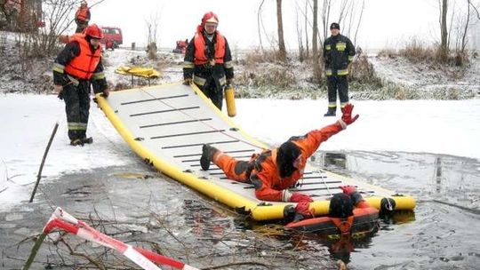 Jak ratować tonących. Strażacy ćwiczyli na lodzie