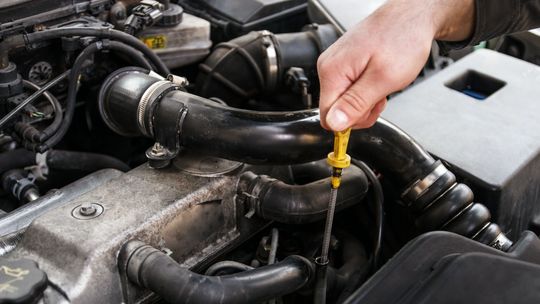 Jak regularna wymiana oleju wpływa na żywotność Twojego samochodu?