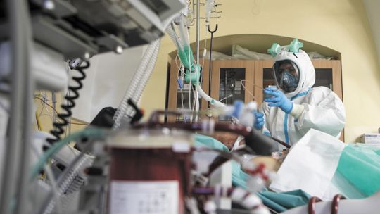 Jak się leczy pacjentów z COVID-19? Osocze, remdesivir, amantadyna, tocilizumab