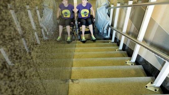 Jak się poruszać na wózku po dworcu? Testowali pod okiem ochroniarzy (wideo)