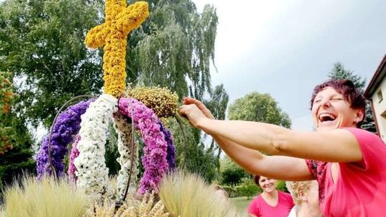 Jak się robi wieniec dożynkowy? Korona ze Stasina