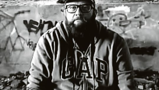 Czarno-biała fotografia portretowa w industrialnym otoczeniu