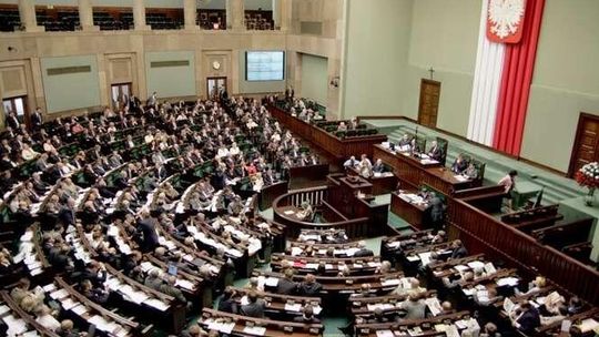 Jak sondaże wpływają na decyzje wyborcze? Komu pomogą, a komu zaszkodzą?