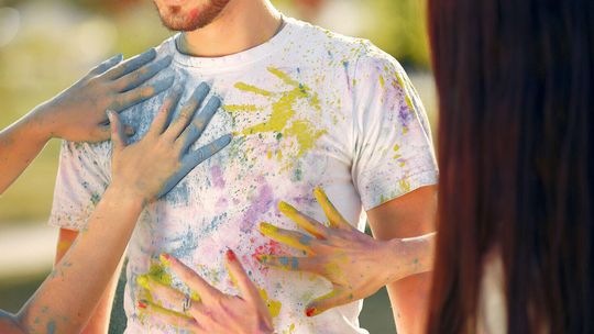 Jak stworzyć koszulkę reklamową, aby przyciągała uwagę?