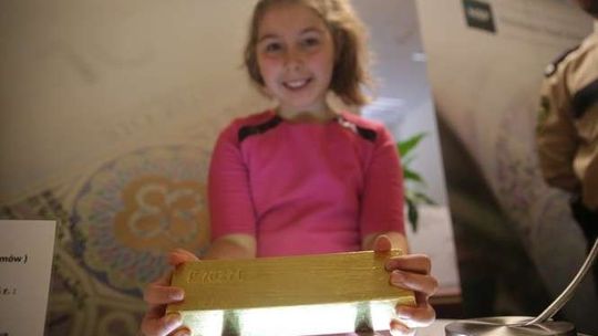 Jak to jest trzymać w ręku sztabę złota wartą 2 miliony złotych? Dni otwarte w NBP