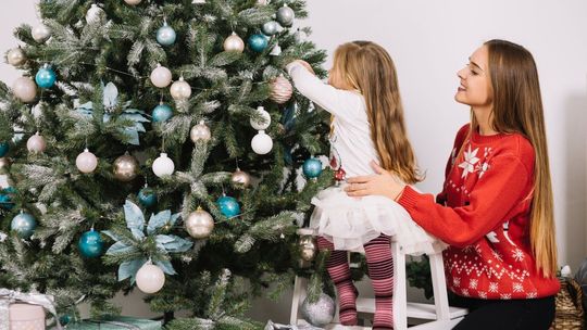 Jak tradycyjnie ubrać choinkę? Poradnik Szkło-Dekor