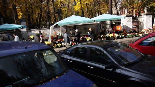 Jak w Lublinie dojechać na cmentarz i zaparkować