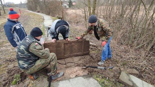 Jak w "Pokłosiu". Droga utwardzona macewą niedaleko Krasnegostawu