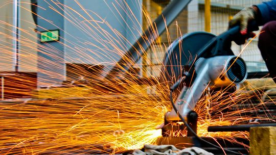 Jak wprowadzić coboty i automatyzację produkcji krok po kroku – kompleksowy przewodnik