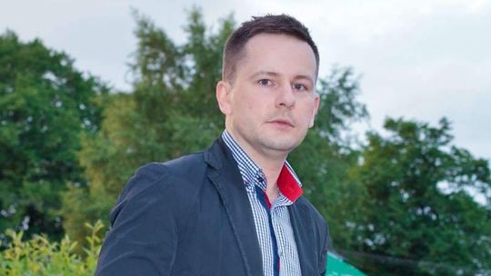 Jak wybrać garnitur? Modne koszule i kolory garniturów