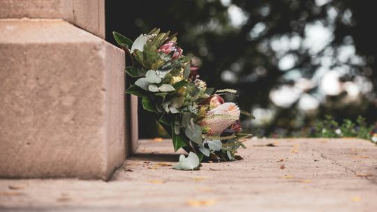 Jak wybrać nagrobek - poradnik dla rodzin