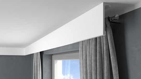 Jak wybrać przysufitowe listwy karniszowe — maskowanie karnisza w dobrym stylu