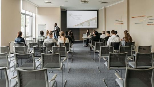 Jak wybrać sprzęt multimedialny do szkoły?