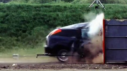 Jak wygląda samochód po zderzeniu przy prędkości 190 km/h