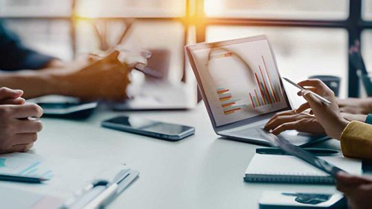 Jak wygląda wdrożenie outsourcingu IT - krok po kroku, od audytu do przejęcia obsługi
