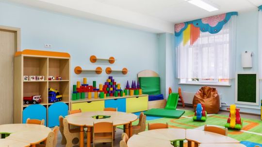 Jak wyposażyć salę przedszkolną, żeby dzieci uczyły się przez zabawę