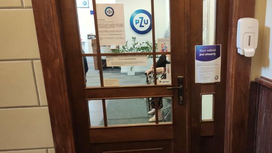 Jak zachować dystans w zatłoczonej kolejce? Seniorka: "To co mnie spotkało to jest poniewieranie ludzi"