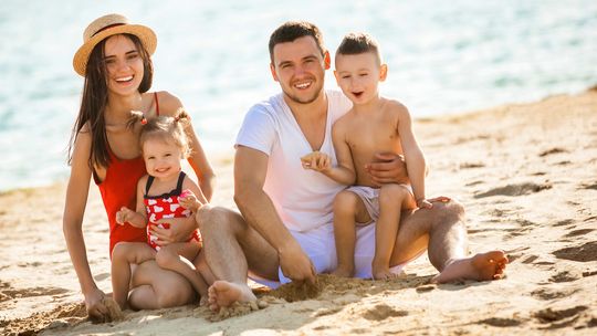 Jak zaplanować wakacje nad morzem z dziećmi, żeby każdy odpoczął?