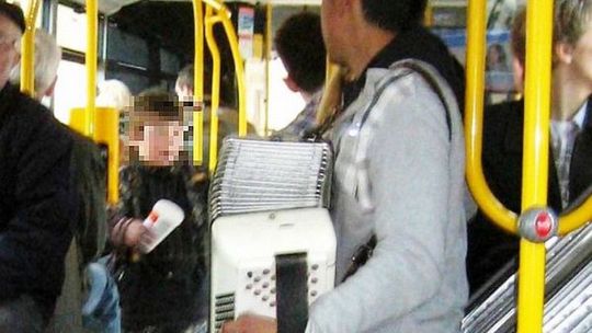 Jak zarabiają dzieci: Koncert akordeonowy w autobusie linii nr 26