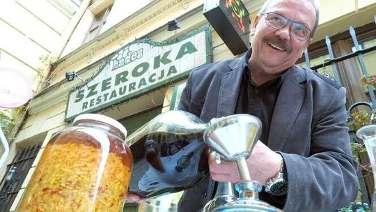 Jak zrobić nalewkę? Przepisy: Jaśminowa, lipowa, a może na sośnie