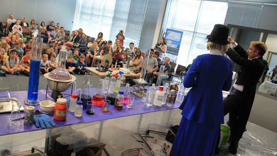 Jak zrobić wodno-cukrową tęczę? Zbliża się „Nocy Innowacji”