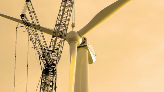 Jaka przyszłość czeka OZE? Wiatraki dostaną zielone światło? Ekspert z UMCS mówi jasno