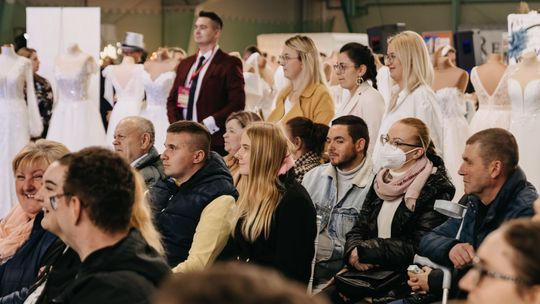 Jaka suknia, jaki garnitur? Najnowsze trendy ślubne na targach w Zamościu