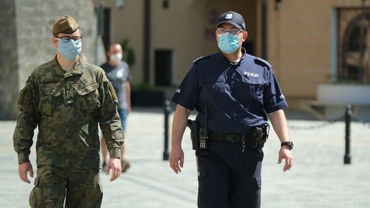 Jaki mandat grozi za brak maseczki? Od soboty będzie trzeba ją nosić wszędzie