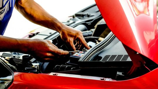 Jaki powinien być mechanik? Na co zwrócić uwagę przed oddaniem auta do warsztatu