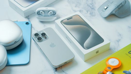 Jaki telefon Apple sprawdzi się dla osób w ciągłym ruchu? Porównanie nowego iPhone Air z klasycznym iPhone 17