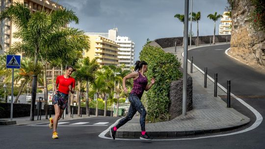 Jakie akcesoria do biegania są niezbędne dla każdego biegacza – od amatora po zaawansowanego?
