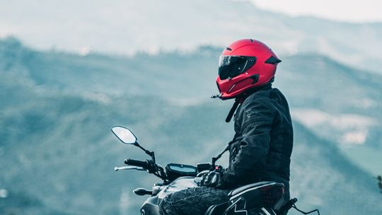 motocyklista wyposażony w akcesoria motocyklowe