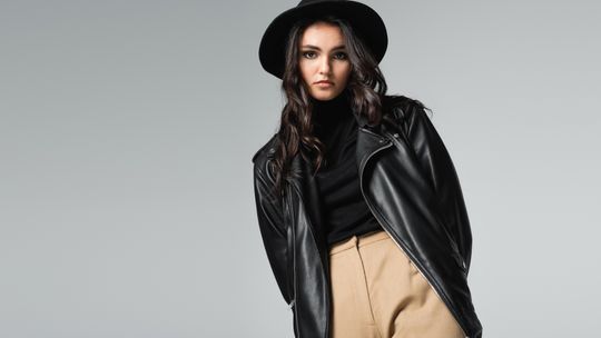 Jakie damskie kurtki skórzane są modne?
