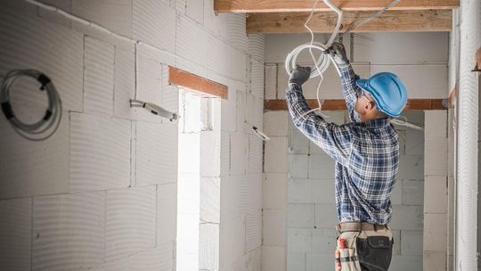 Jakie kwalifikacje są niezbędne do przeprowadzania pomiarów elektrycznych