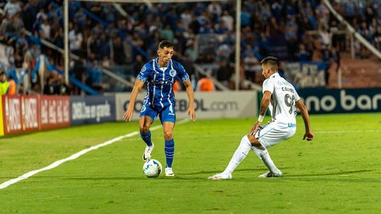 Jakie są oficjalne wymiary boiska do piłki nożnej i co oznaczają poszczególne linie?