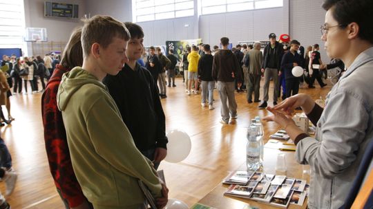 Jakie studia i zawód wybrać? Młodzież odwiedziła targi pracy