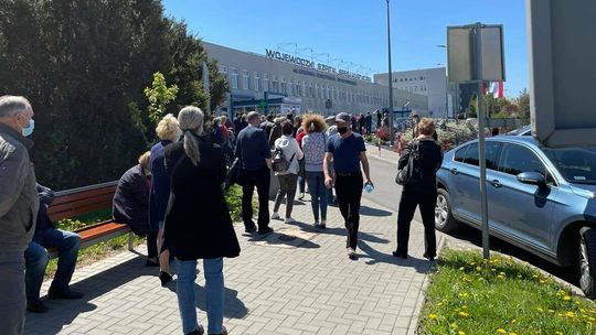 „Jakiś szał”. Gigantyczna kolejka na szczepienie przed szpitalem w Lublinie 