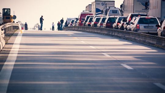 Jakubowice Konińskie: utrudnienia po dachowaniu busa