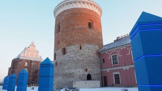 Jan Gryka w Muzeum Lubelskim: Sztuczne kwiaty, mąka i niebieskie wieże