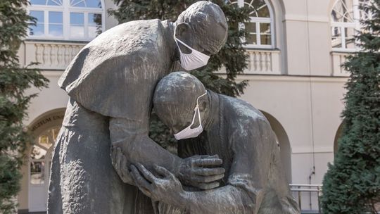 Jan Paweł II i Stefan Wyszyński w maseczkach. KUL: Nie zapominajcie o uśmiechaniu się