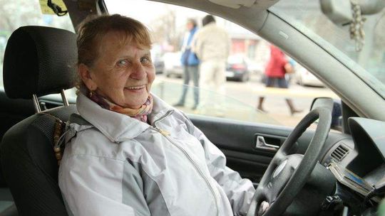 Janina Skrzypek: Pół życia za kółkiem w taksówce (wideo)