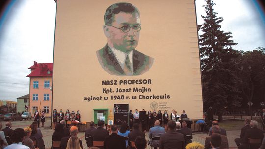 Janów Lubelski: Kapitan Majka na muralu w szkole