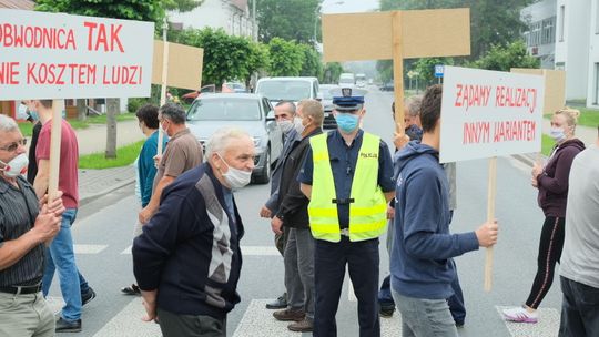 Janów Lubelski: Protest mieszkańców, blokowali drogę krajową nr 74