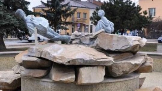 Janów Lubelski: Wyżył się na rzeźbie przy fontannie