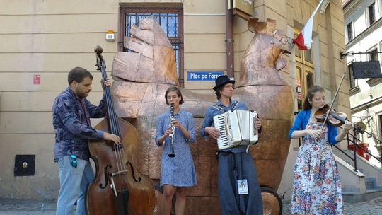 Jarmark Jagielloński już trwa. Pajda chleba, rzeźbiona mysz, a może słomkowy kapelusz?
