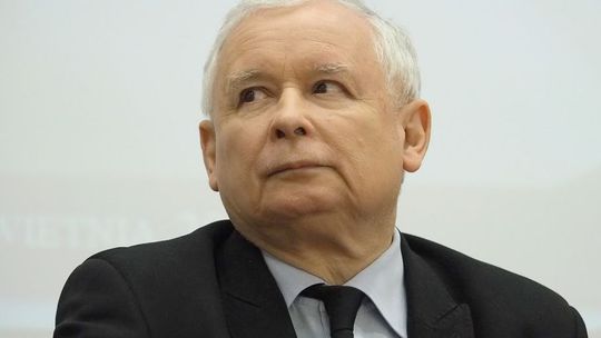 Jarosław Kaczyński mógł odwiedzić grób na zamkniętym cmentarzu. Fala krytyki