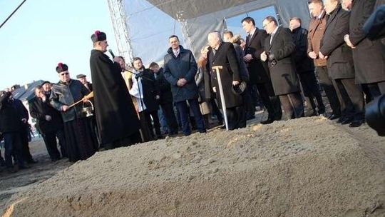 Jarosław Kaczyński w Białej Podlaskiej. "Ten program daje szansę na normalne życie"